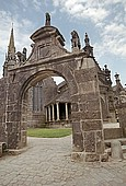 Guimiliau, church enclosures, Porz ar Maro, the monumental arch